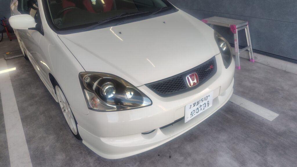 ホンダ シビック タイプR EP3|洗車前のフロント斜めカット(チャンピオンシップホワイト)