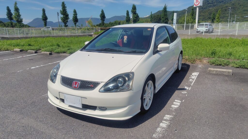 EP3型シビックタイプR|洗車後の艶で駐車場の白線がボディに映り込むフロント斜め写真