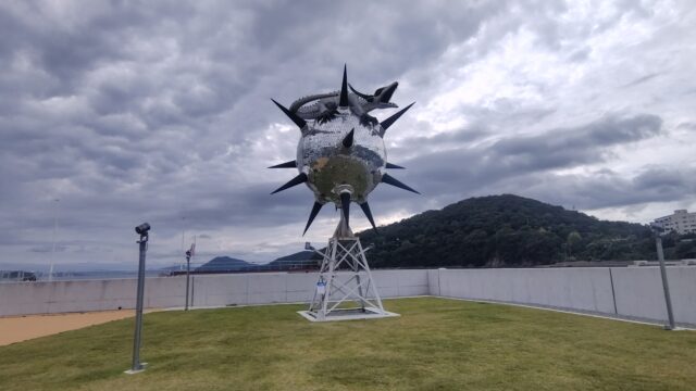 龍の彫刻をのせた球体