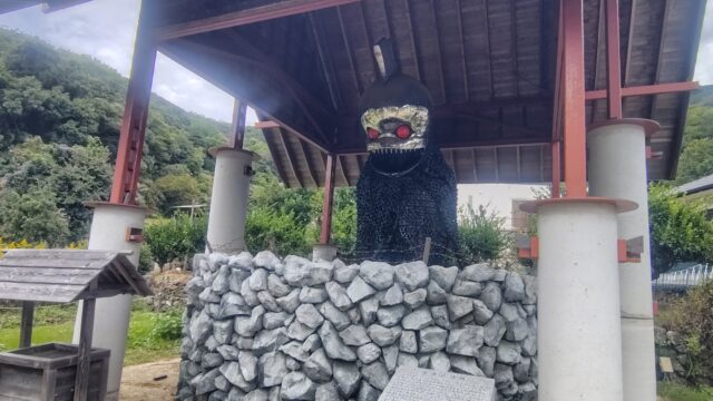 黒い体の像(正面)