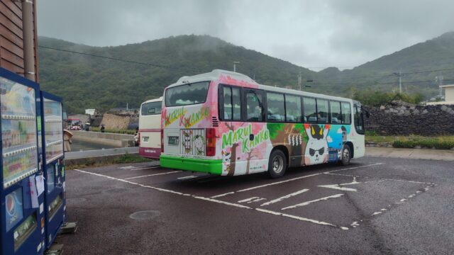 鬼ヶ島大洞窟行きのバス。