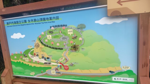 女木島山頂園地の案内図。洞窟の上には展望台と桜並木。
