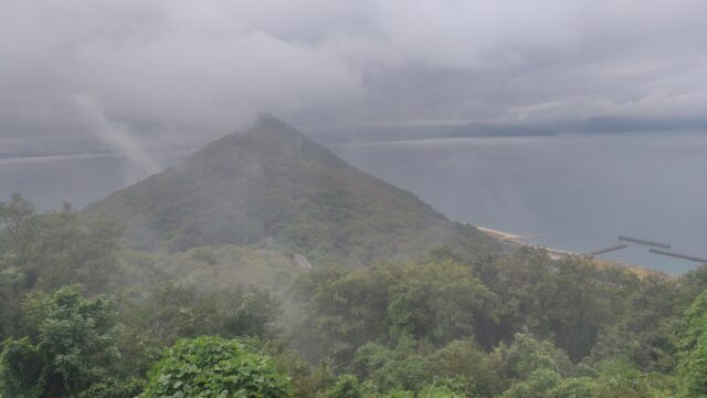 鬼ヶ島大洞窟前。霧の山を登りきって見た景色。