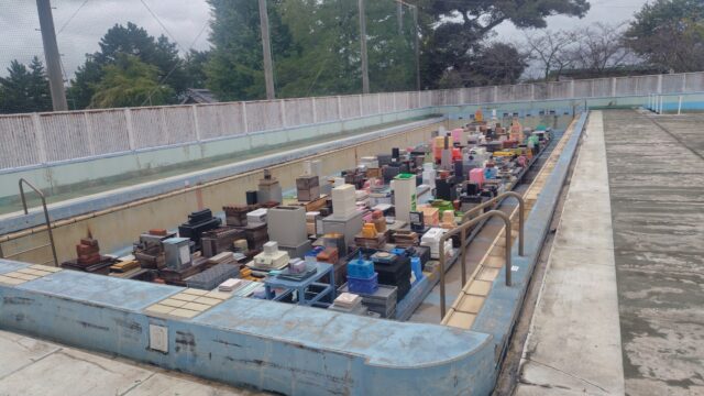 プールの中に広がる“小さな町”。