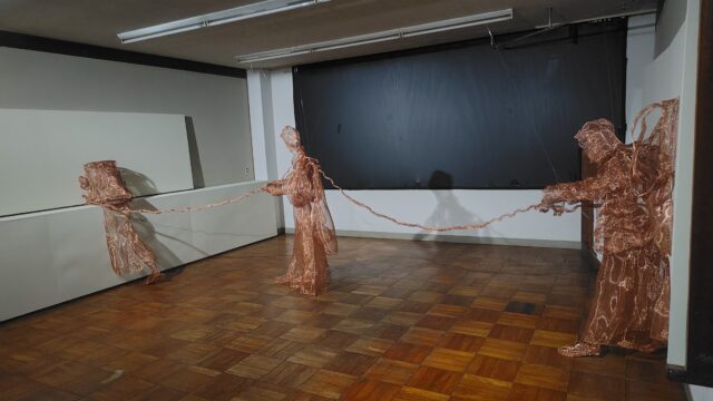 銅線の人影が、ひとつの線で結ばれている。