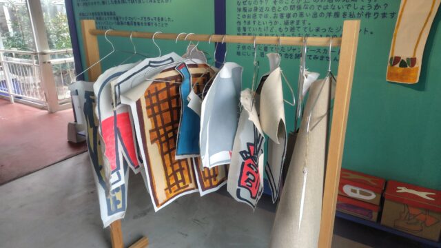 ハンガーに並ぶ作品