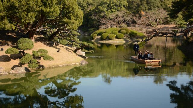栗林公園　木の根元と舟の後ろ姿