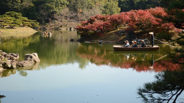 栗林公園　紅葉の島と舟