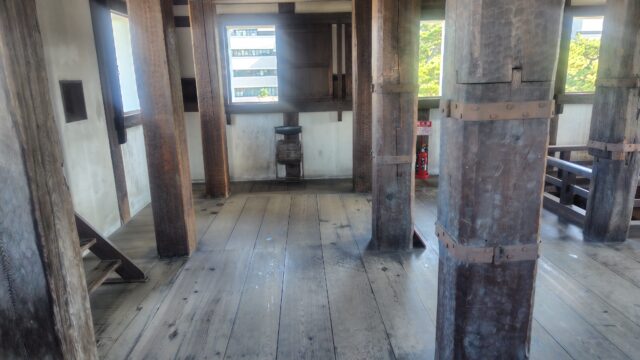 月見櫓の内部（柱と床）