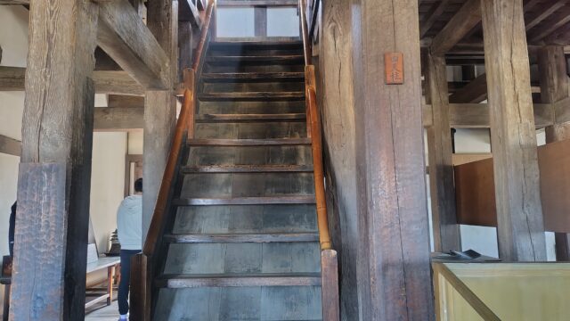 月見櫓の急階段（内部）
