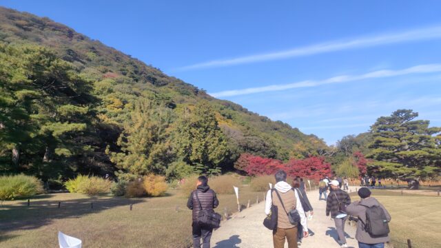 栗林公園　写真教室のみんなで歩いているところ