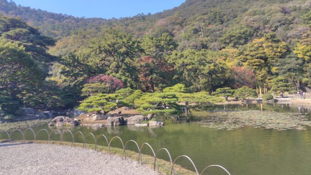 栗林公園　池と山のグラデーション