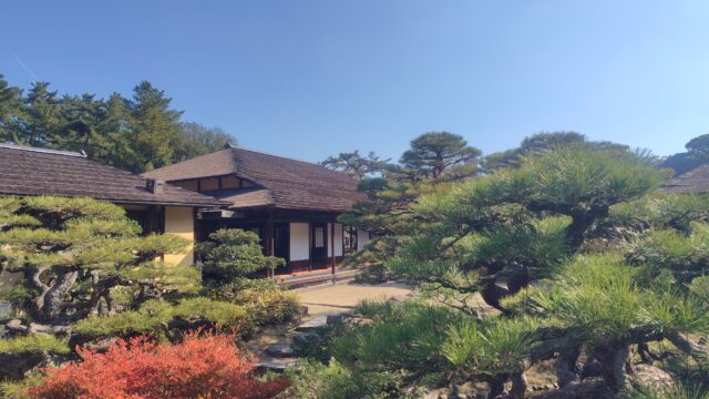 栗林公園　建物と庭の景色