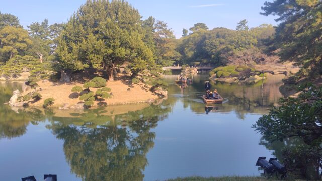 栗林公園　和船が進んでいる池の広いカット