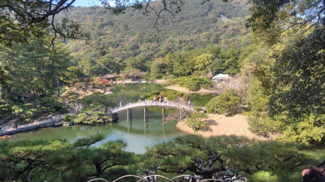 栗林公園　高い場所から見下ろした橋と庭