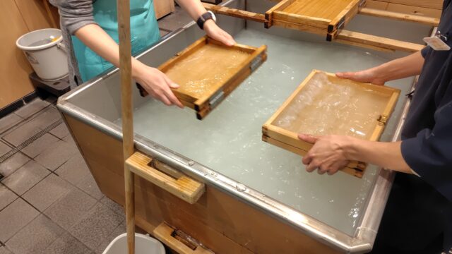 小津和紙にて紙漉き体験