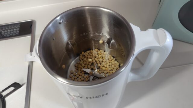 ソイリッチに大豆と水を入れる。