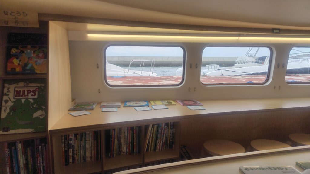 ほんのもり号内部