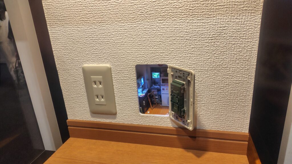 コンセントプレートの中の部屋
