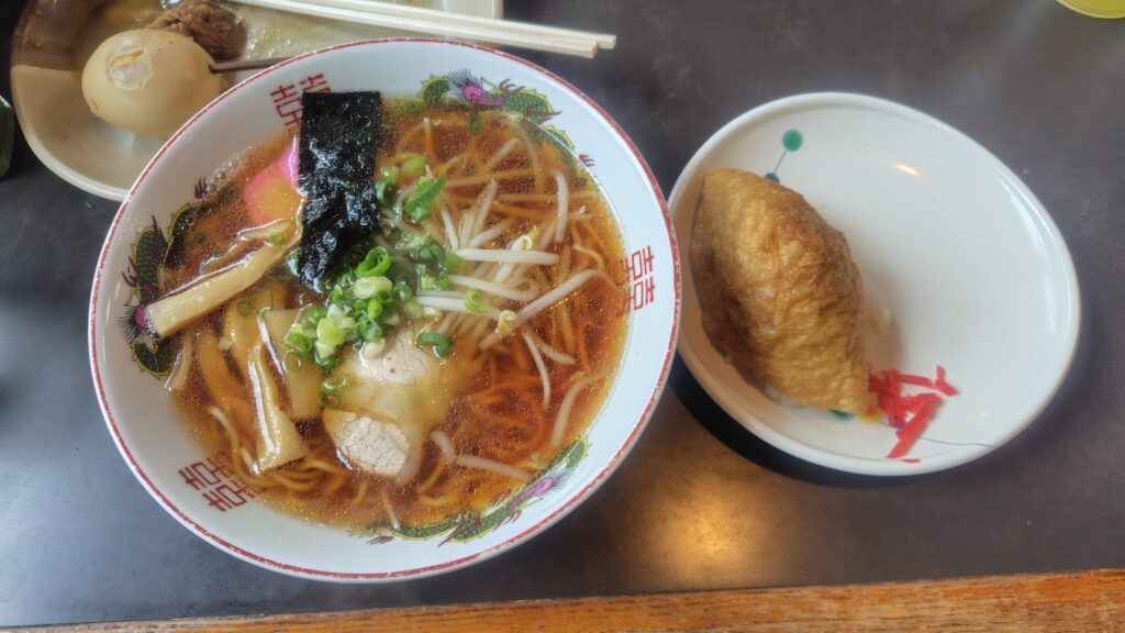 谷岡食堂の中華そばと稲荷寿司、おでん