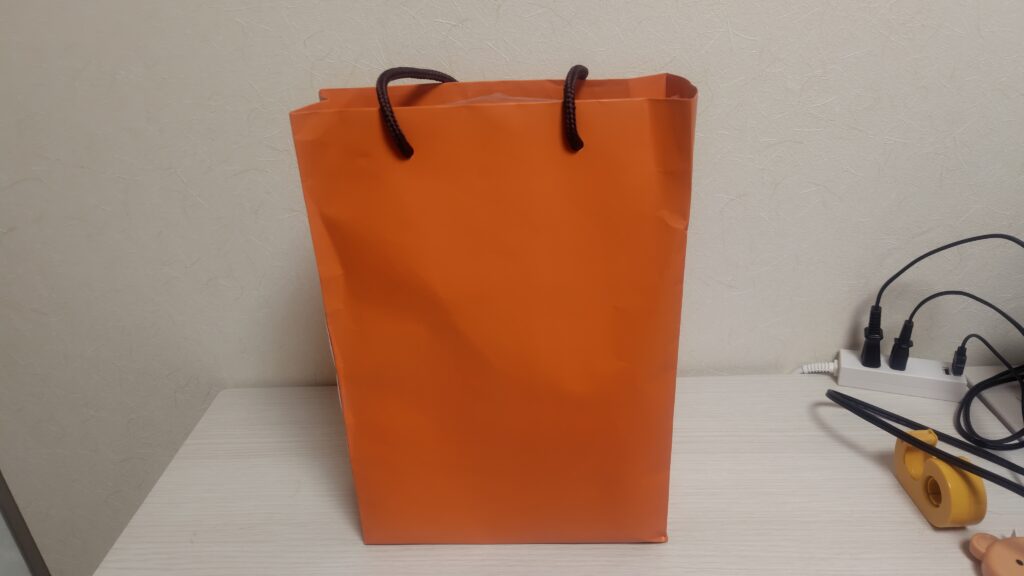 SS席の特典が入ったオレンジ色の紙袋
